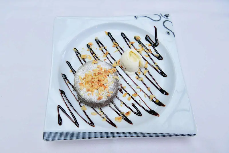 SICAK ÇİKOLATALI KEK