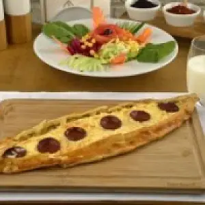 Kaşarlı Sucuklu Pide