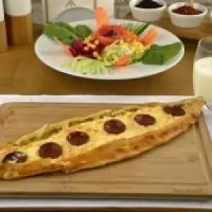 Kaşarlı Sucuklu Pide