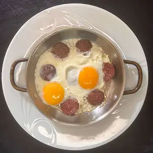 SUCUKLU YUMURTA